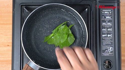 Bubur Roti Ikan Bayam Ubi – langkah 2